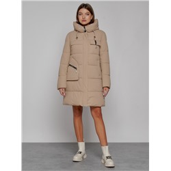 Пальто утепленное с капюшоном зимнее женское светло-коричневого цвета 52429SK
