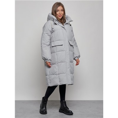 Пальто утепленное молодежное зимнее женское серого цвета 52391Sr