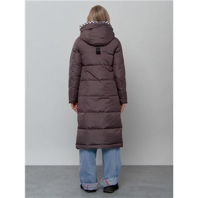 Пальто утепленное молодежное зимнее женское темно-коричневого цвета 59120TK
