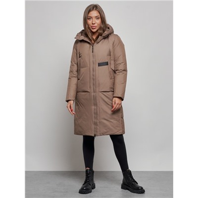 Пальто утепленное молодежное зимнее женское коричневого цвета 52359K