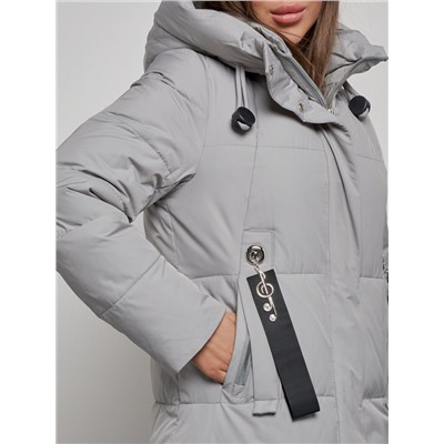 Пальто утепленное молодежное зимнее женское серого цвета 52351Sr